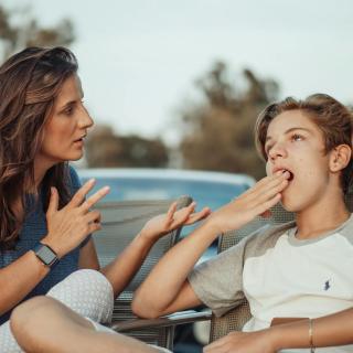 Jak mluvit s teenagerem, aby vás skutečně poslouchal