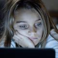 Poslalo vaše dítě intimní fotku? Rizika online prostředí, která musí rodiče znát