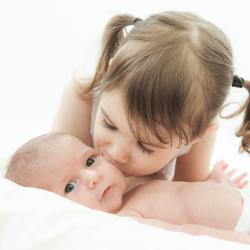 Přijetí nového člena rodiny staršími sourozenci