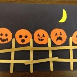 5_little_pumpkins_on_a_fence.jpg