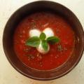 Italská rajčatová polévka s mozzarellou