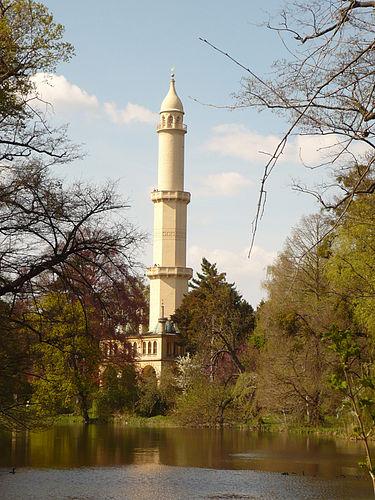 375px-Minaret_in_Lednice_-_se_stromy.JPG