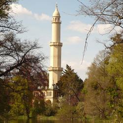 375px-Minaret_in_Lednice_-_se_stromy.JPG